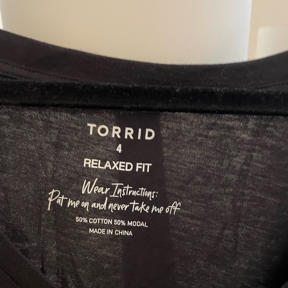 Torrid cropped v neck tee size 4x - Picture 3 of 3